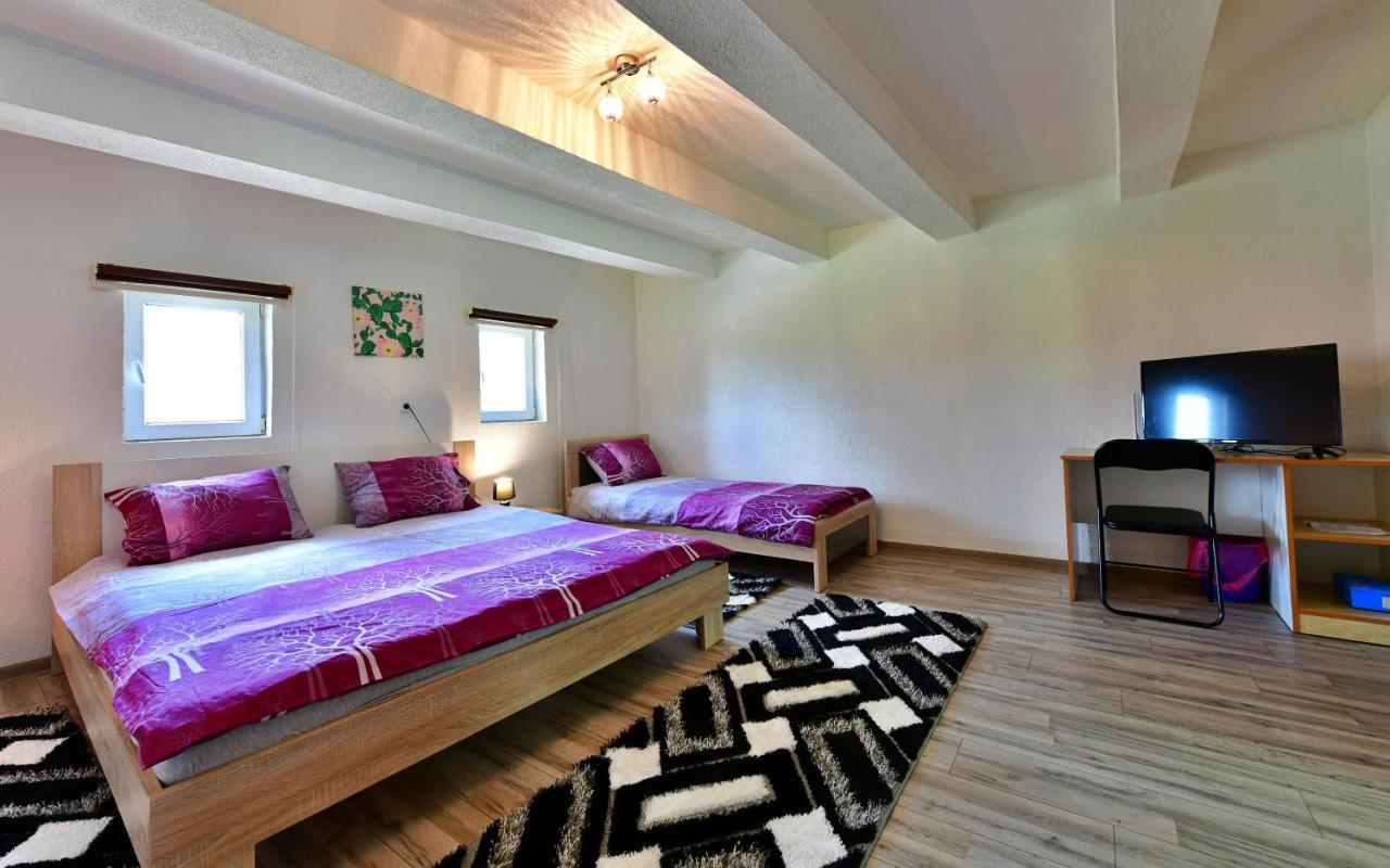 House Luna Rakovica Luaran gambar